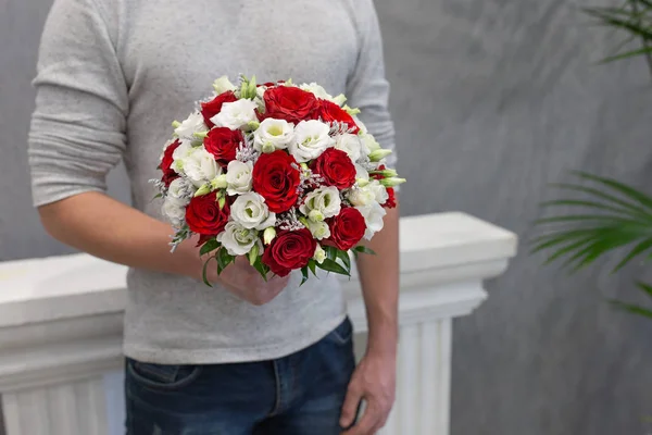 Buquê Casamento Emocional Clássico Rosas Brancas Vermelhas Nas Mãos Jovem — Fotografia de Stock