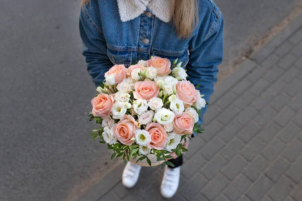 Ніжний Вражаючий Букет Білих Рожевих Троянд Капелюшній Коробці Руках Молодої — стокове фото
