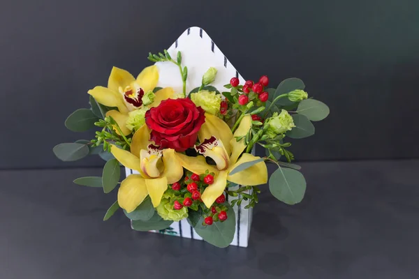 Arranjo Floral Sensual Flores Exóticas Uma Caixa Envelope Contexto Escuro — Fotografia de Stock