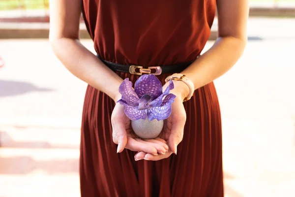 Flor Delicada Orquídea Vanda Cor Lilás Nas Mãos Uma Jovem — Fotografia de Stock