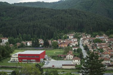 Tepeler arasında küçük kasaba