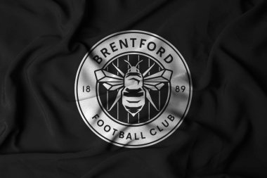 Pringsewu, Lampung; 7 Eylül 2025; Brenford Club Logo Rozeti, İngiliz Premier Ligi Sembolü, Kara Arkaplanda Uçan Sancak