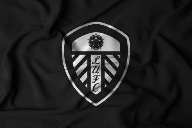 Pringsewu, Lampung; 7 Eylül 2025; Leeds United Club Logo Rozeti, İngiltere Premier Ligi Sembolü, Banner Flying on Black Background
