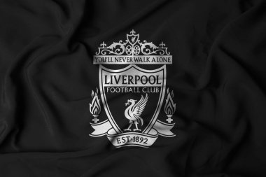 Pringsewu, Lampung; 7 Eylül 2025; Liverpool Club Logo Rozeti, İngiltere Premier Ligi Sembolü, Kara Arkaplanda Uçan Sancak