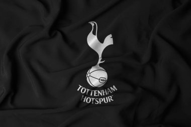 Pringsewu, Lampung; 7 Eylül 2025; Tottenham Hotspur Kulüp Logo Rozeti, İngiliz Premier Ligi Sembolü, Banner Flying on Black Background