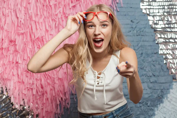 Mujer Rubia Feliz Gafas Rojas Señalando Dedo Diente Sonriendo Sobre — Foto de Stock