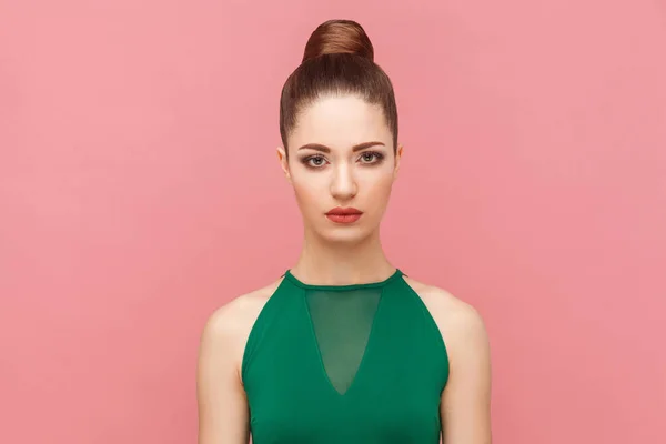 Retrato Mulher Tristeza Infeliz Com Cabelo Coletado Olhando Para Câmera — Fotografia de Stock