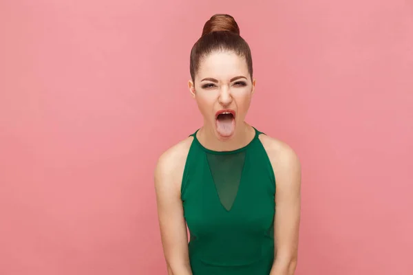 Verrückt Schöne Frau Mit Gesammelten Haaren Grünem Kleid Zeigt Zunge — Stockfoto