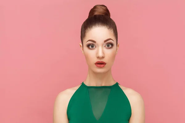 Portrait Surprised Beautiful Woman Big Eyes Looking Camera Pink Background — Stock Photo, Image