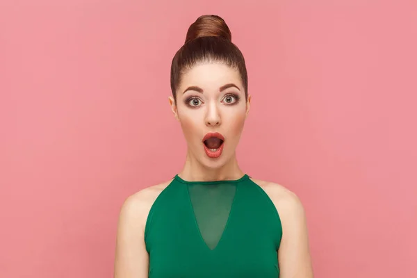 Portrait Amazement Beautiful Woman Opened Mouth Big Eyes Looking Camera — Stock Photo, Image