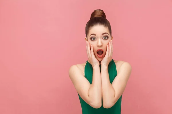 Schockierte Frau Grünem Kleid Mit Geöffnetem Mund Berührt Hände Wangen — Stockfoto