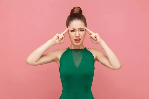 Mulher Doente Com Cabelos Recolhidos Vestido Verde Tocando Cabeça Por — Fotografia de Stock