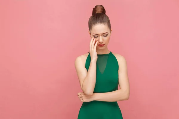 Портрет Несчастной Женщины Собранными Волосами Зеленом Платье Плачущей Розовом Фоне — стоковое фото