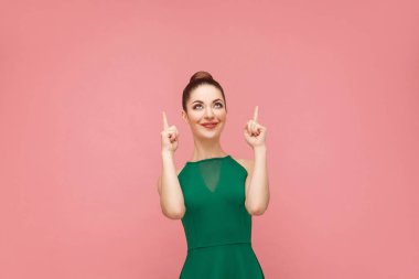 pembe bir arka plan, ifade duygu ve duyguları kavramı üzerinde parmak yukarıyı dişlek gülümseyen kadın 