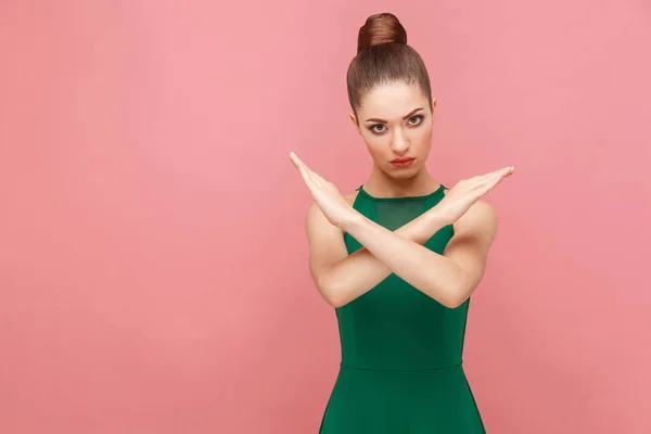 Rabbia Bella Donna Con Capelli Raccolti Abito Verde Con Mani — Foto Stock