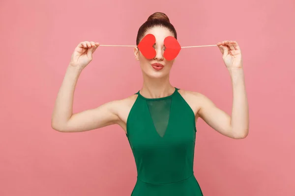 Söt Kvinna Blundar Med Två Dekorativa Röda Hjärtan Uttryck Känslor — Stockfoto