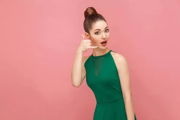 Woman Green Dress Showing Call Sign Smiling Pink Background — Stock Photo, Image