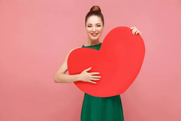 Ευτυχισμένος Χαμογελαστό Γυναίκα Κρατώντας Μεγάλο Κόκκινο Καρδιά Ροζ Φόντο Ρομαντική — Φωτογραφία Αρχείου