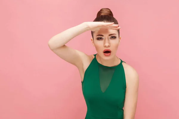 Woman Surprised Face Looking Far Away Pink Background Expression Emotion — Stock Photo, Image