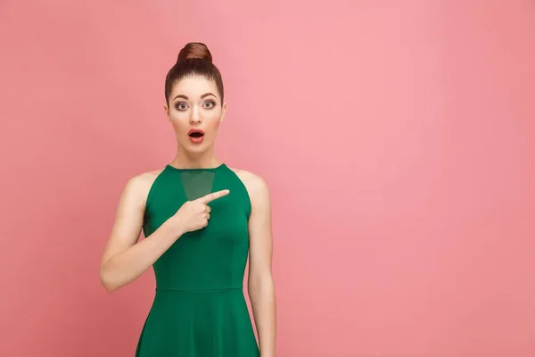 Hermosa Mujer Con Boca Abierta Vestido Verde Señalando Dedo Derecho — Foto de Stock