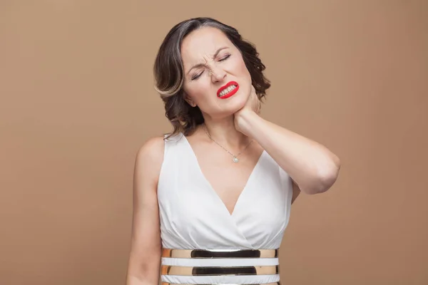 Mulher Vestido Branco Tocando Pescoço Enquanto Tem Dor Pescoço Fundo — Fotografia de Stock