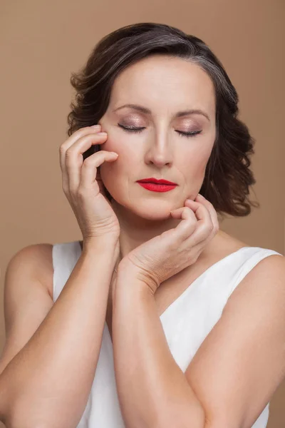 Retrato Mulher Adulta Com Pele Perfeita Maquiagem Tocando Mãos Rosto — Fotografia de Stock