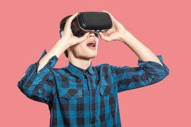 VR kulaklık pembe giyen genç adam hayran 