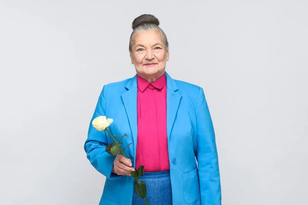 Feliz Anciana Vistiendo Traje Azul Camisa Rosa Sosteniendo Rosa Blanca — Foto de Stock