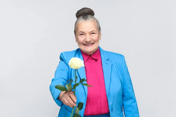Feliz Anciana Vistiendo Traje Azul Camisa Rosa Sosteniendo Rosa Blanca — Foto de Stock