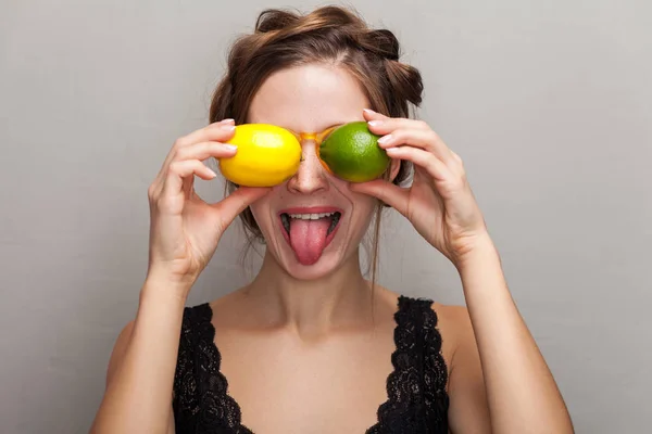 Retrato Mujer Atractiva Vasos Sosteniendo Lima Limón Delante Los Ojos — Foto de Stock