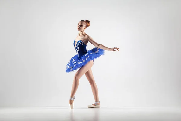 Atractiva Bailarina Con Moño Recogido Pelo Con Vestido Azul Zapatos —  Fotos de Stock