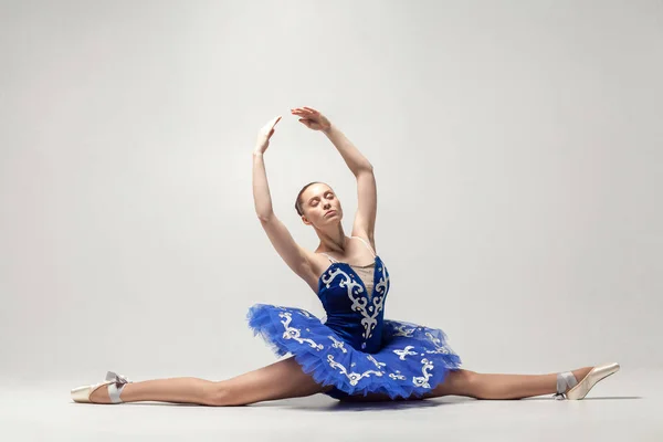 Ελκυστικό Ballerina Στο Μπλε Φόρεμα Κάθεται Συμβολοσειρά Που Απομονώνονται Λευκό — Φωτογραφία Αρχείου
