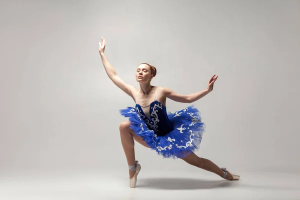 Unga Vackra Ballerina Dansa Graciöst Isolerade Vit Bakgrund — Stockfoto