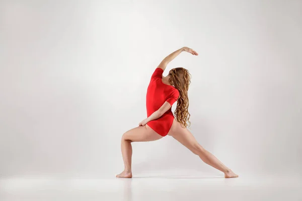 Atletisk Kvinna Röda Trikåer Gör Yogaställning Isolerade Vita Studio Bakgrund — Stockfoto