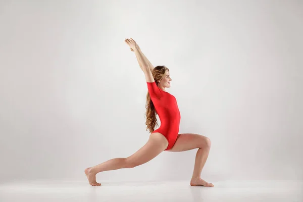 Sidovy Attraktiv Atletisk Kvinna Röda Trikåer Gör Crescent Lunge Yogaställning — Stockfoto