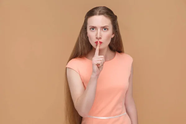 Retrato Mujer Seria Tocándose Los Labios Con Dedo Mostrando Signo — Foto de Stock