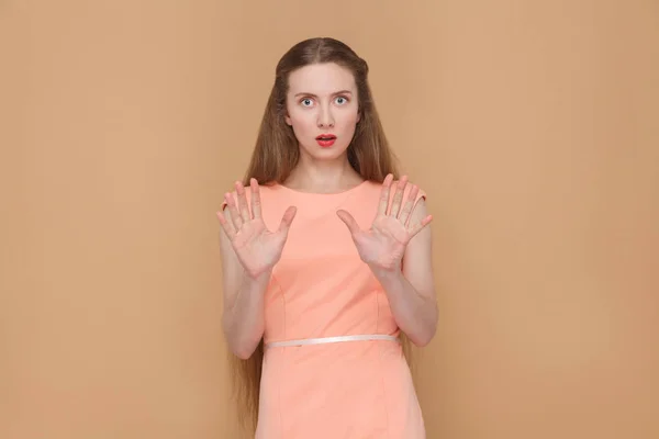 Scared Woman Looking Camera Shocked Face Big Eyes Brown Background — Stock Photo, Image