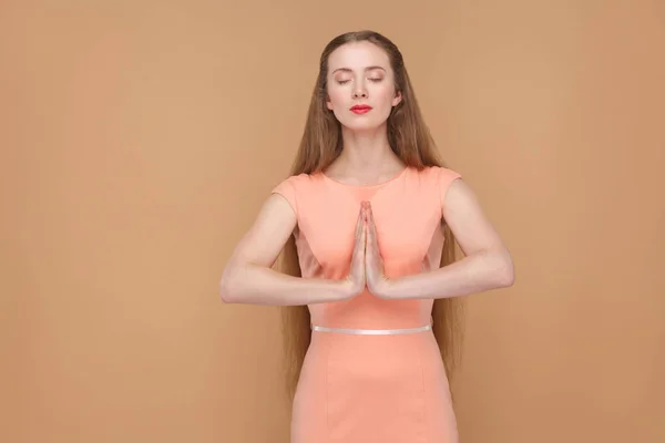 Mooie Vrouw Roze Jurk Ogen Gesloten Houden Doen Yoga Vormen — Stockfoto