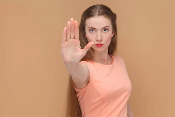 Vacker Kvinna Rosa Klänning Visar Stoppskylt Kameran Brun Bakgrund — Stockfoto