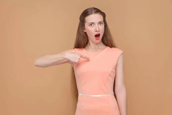 Makyaj Pembe Elbise Işaret Parmağı Kendini Ifade Duygu Duyguları Kavramı — Stok fotoğraf