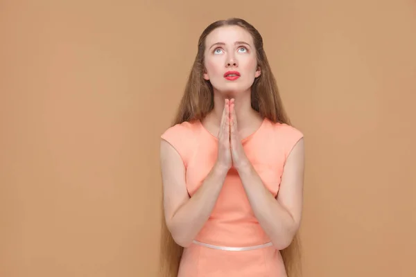 Hermosa Mujer Con Maquillaje Pelo Largo Vestido Rosa Tomados Mano — Foto de Stock