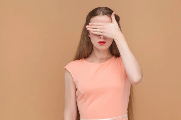 Mooie Vrouw Roze Jurk Met Gesloten Ogen Met Hand Poseren — Stockfoto