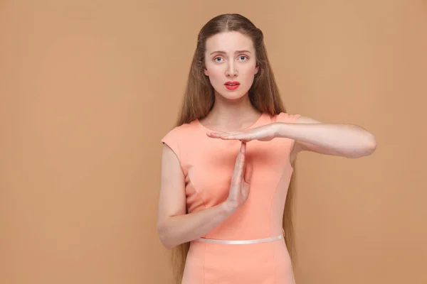 Mujer Expresiva Vestido Rosa Mostrando Signo Tiempo Espera Sobre Fondo —  Fotos de Stock