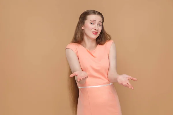 Woman Pink Dress Divorced Hands Posing Brown Background — Stock Photo, Image