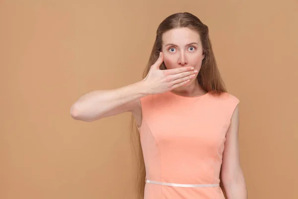 Mujer Conmocionada Con Ojos Grandes Las Manos Cerradas Boca Sobre — Foto de Stock