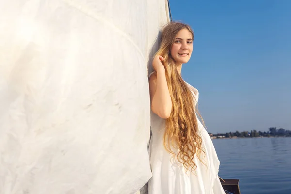 Hermosa Mujer Vestido Verano Blanco Pie Yate —  Fotos de Stock