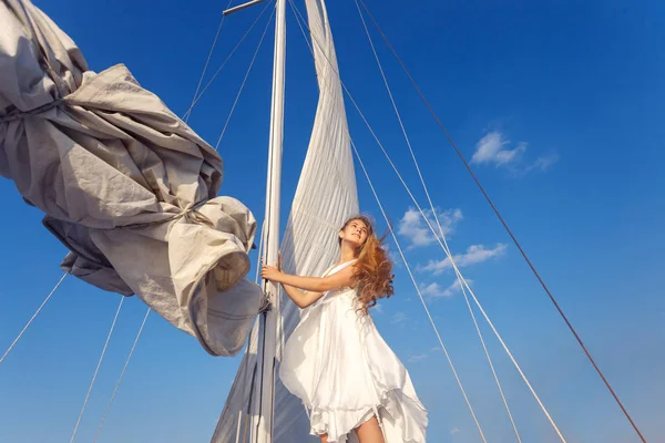 Vacker Kvinna Vit Sommar Klä Står Yacht Med Blå Himmel — Stockfoto