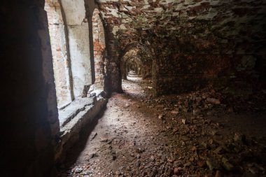 eski kale yıpranmış karanlık koridor 