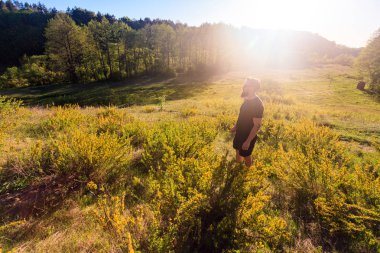 adam ağaçları ile yaz yeşil tepede güneşli gün ayakta 