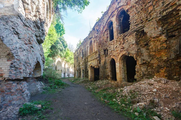 Güneşli Bir Gün Kemerli Eski Yıkık Binaları — Stok fotoğraf